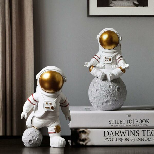 Resin Material Astronauts Ornaments Universal Cell Phone Stand Holder Bracket Gift Toys Home Office Desk Decoration